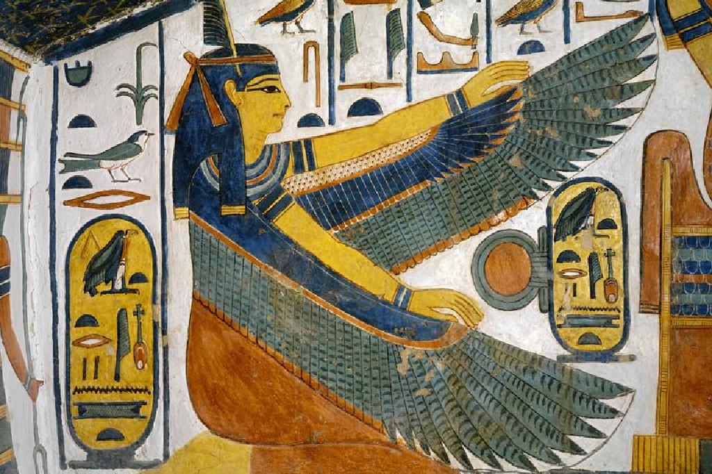 الإلهة ماعت بجناحين ممدودين، رسم جداري ملون مع كتابات هيروغليفية وخراطيش