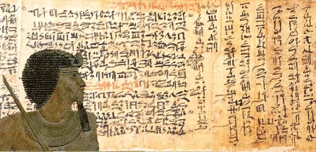 ملك مصري قديم في لقطة جانبية أمام بردية مكتوبة بالخط الهيراطيقي
